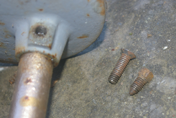 Qualcast E1 lawnmower - front tube screw replacement